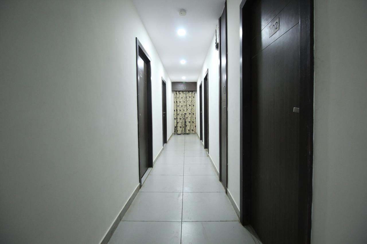 فَدودارا New Rajdhani Hotel المظهر الخارجي الصورة