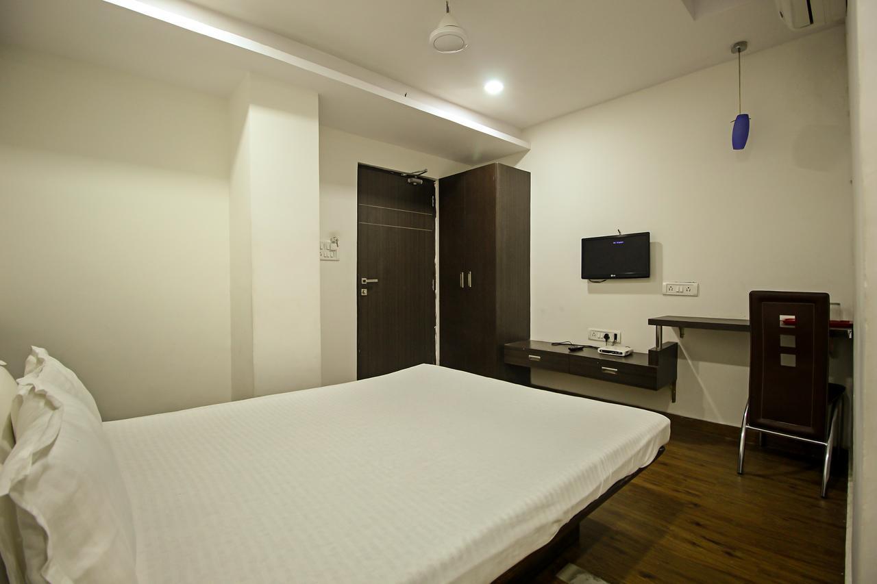 فَدودارا New Rajdhani Hotel المظهر الخارجي الصورة