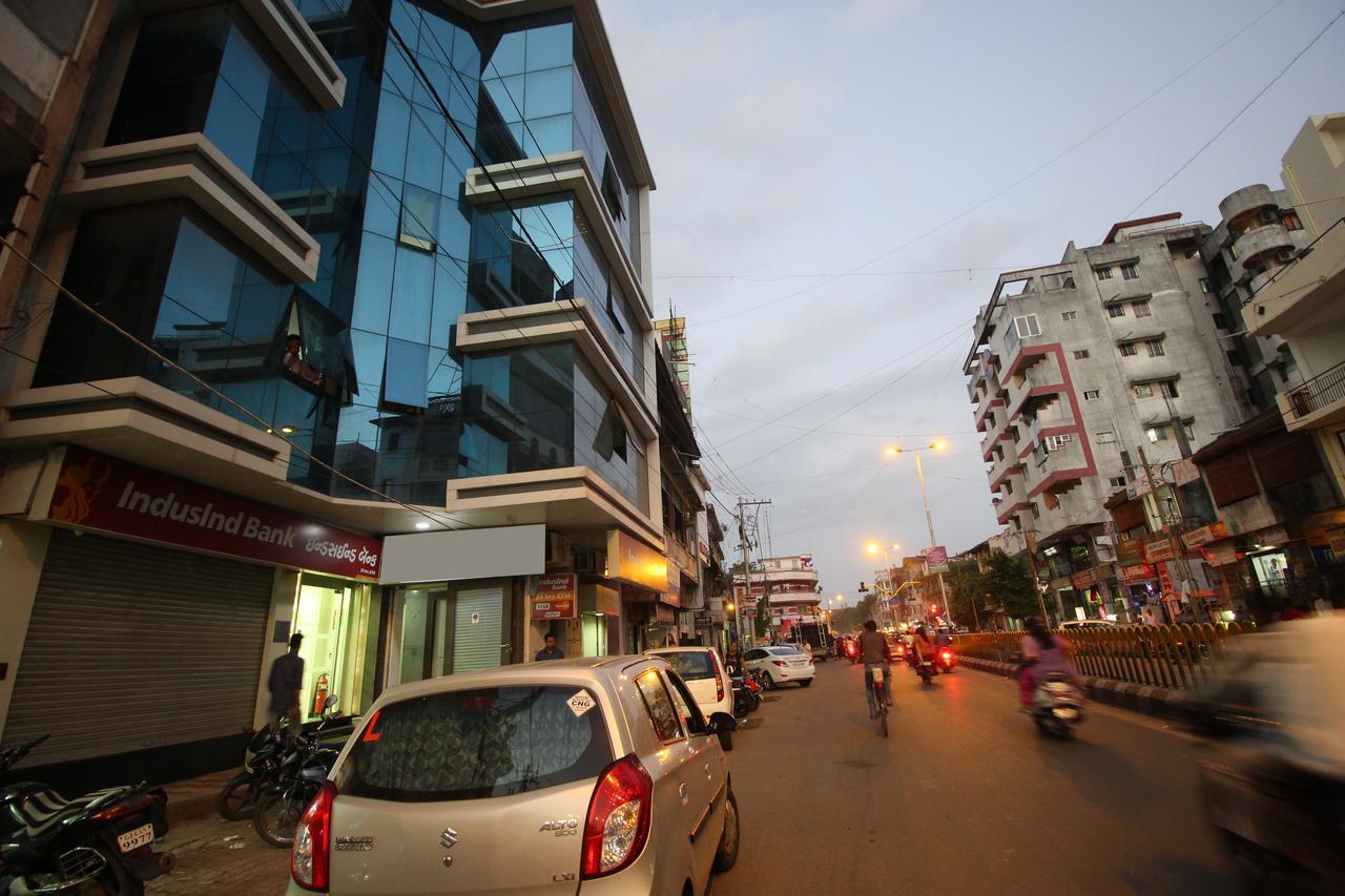 فَدودارا New Rajdhani Hotel المظهر الخارجي الصورة