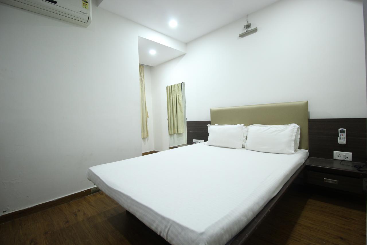 فَدودارا New Rajdhani Hotel المظهر الخارجي الصورة