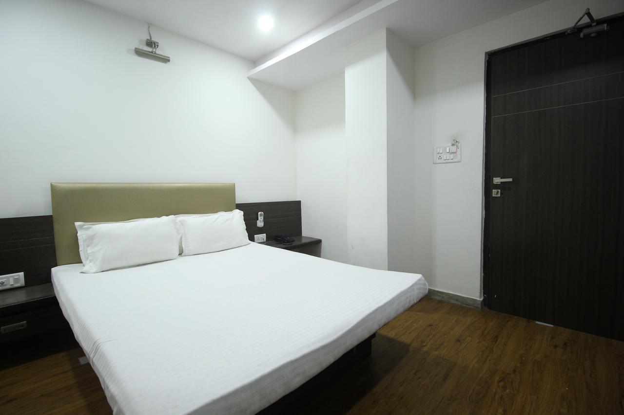 فَدودارا New Rajdhani Hotel المظهر الخارجي الصورة